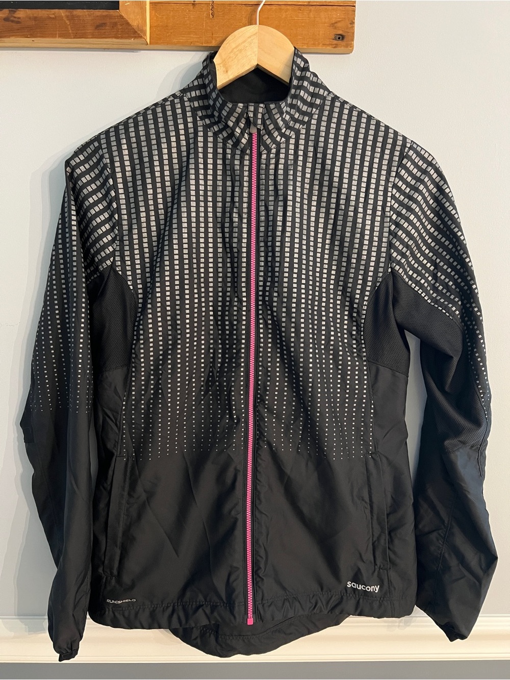 Saucony RunShield Reflective Running Jacket Black Pink Full Zip Women’s Small